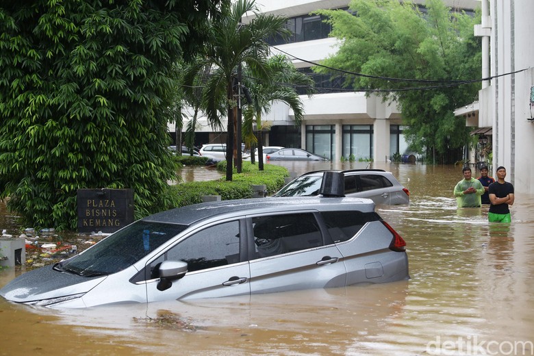 Rawat Interior  Mobil  yang Terendam Banjir Berita 